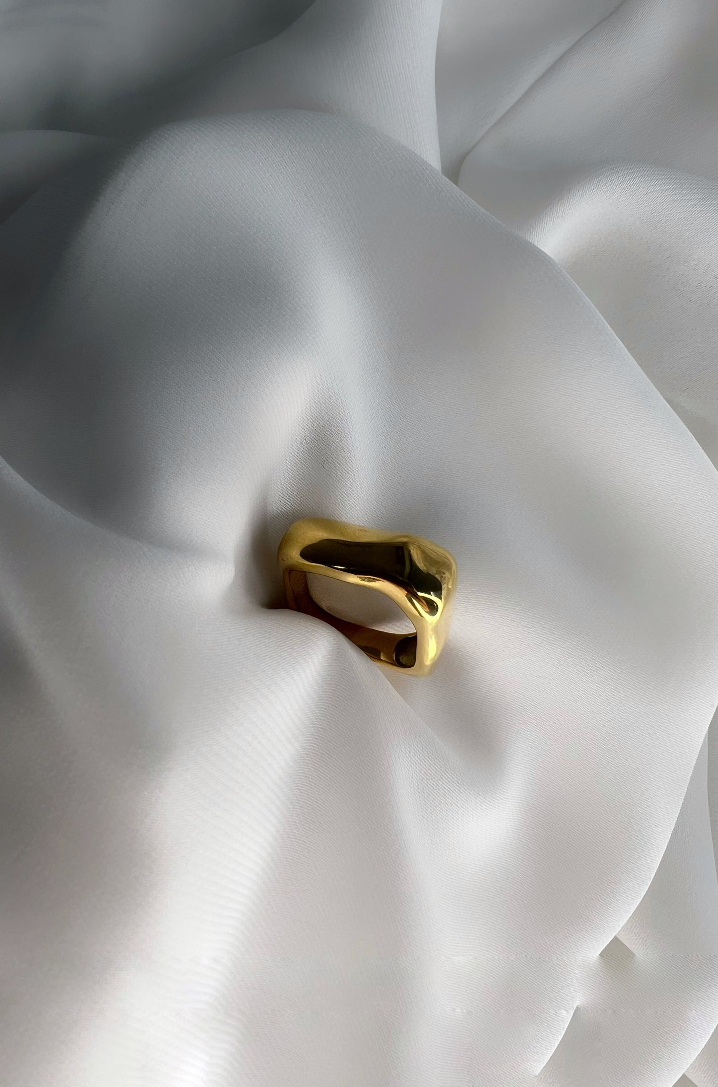 A ring made of stainless steel plated with 14 carat gold. Water resistant and comes with a one-year warrantyטבעת אנגלינה טבעת עשוייה סטיינלס סטיל מצופה זהב 14 קראט. עמידה במים ומגיעה עם אחריות לשנה \