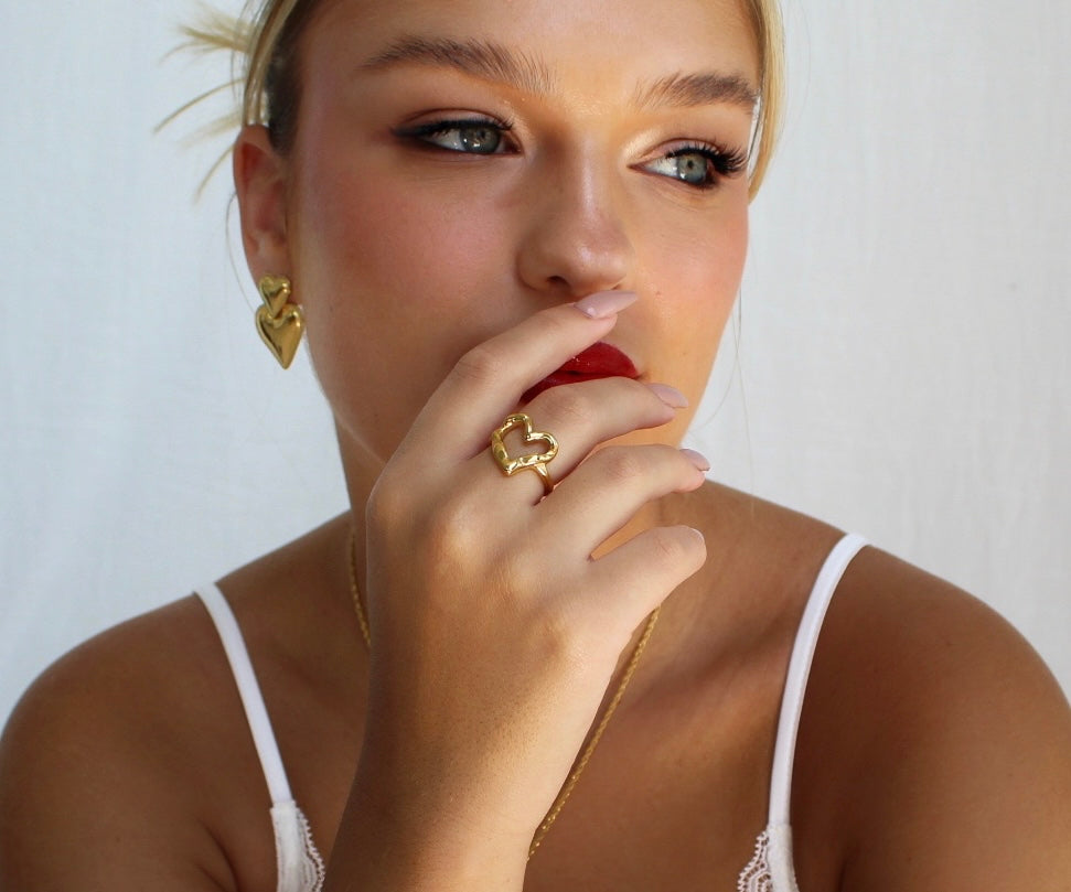 A ring made of stainless steel plated with 14 carat gold. Water resistant and comes with a one-year warrantyטבעת אנגלינה טבעת עשוייה סטיינלס סטיל מצופה זהב 14 קראט. עמידה במים ומגיעה עם אחריות לשנה \