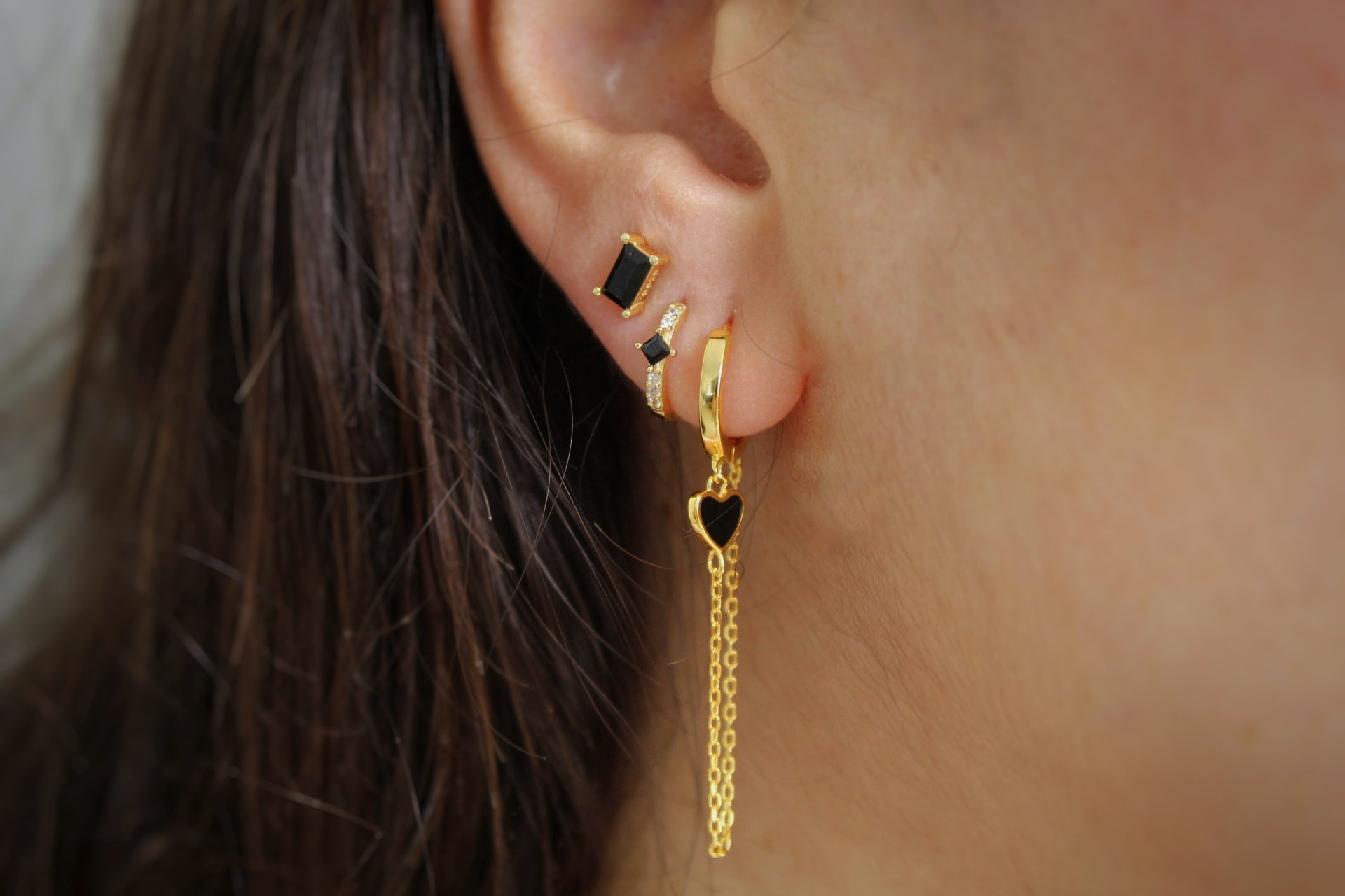 black heart earring, comes as per or single \ עגילי לב שחור מגיע כזוג או כיחיד